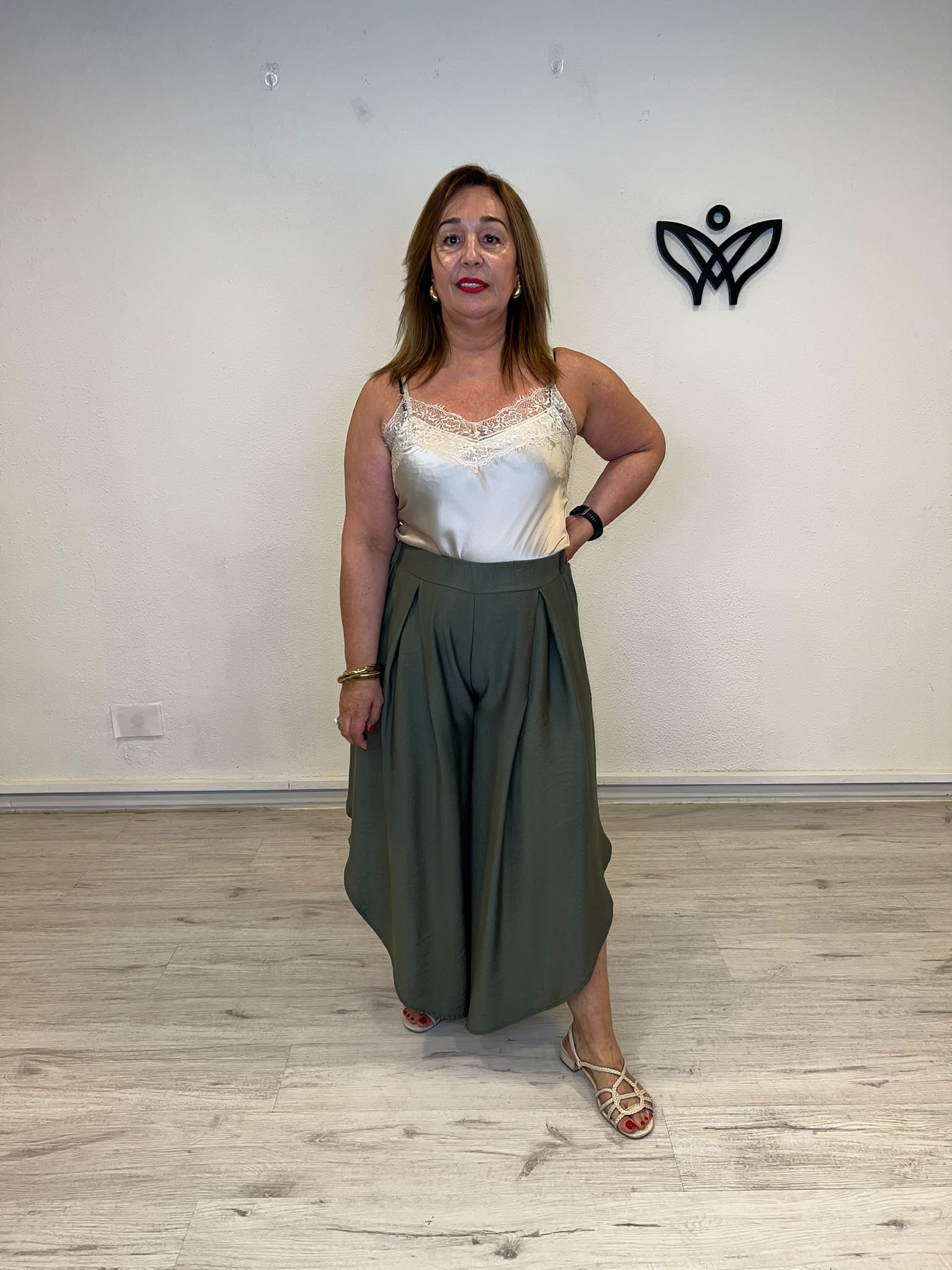 Pantalón efecto lino asimétrico verde kaki fluido y fresco