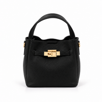 Bolso negro de mujer de polipiel con asa corta y hebilla dorada