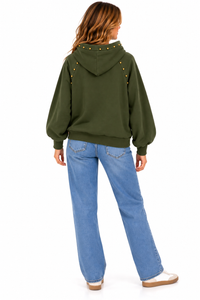 Sudadera de mujer verde militar con capucha y tachuelas doradas