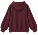 Sudadera de mujer color borgoña con capucha y tachuelas doradas