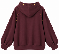Sudadera de mujer color borgoña con capucha y tachuelas doradas