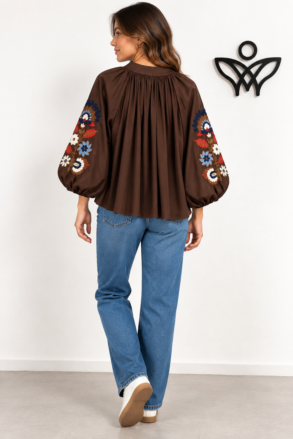 Camisa marrón chocolate con manga abullonada y bordados florales