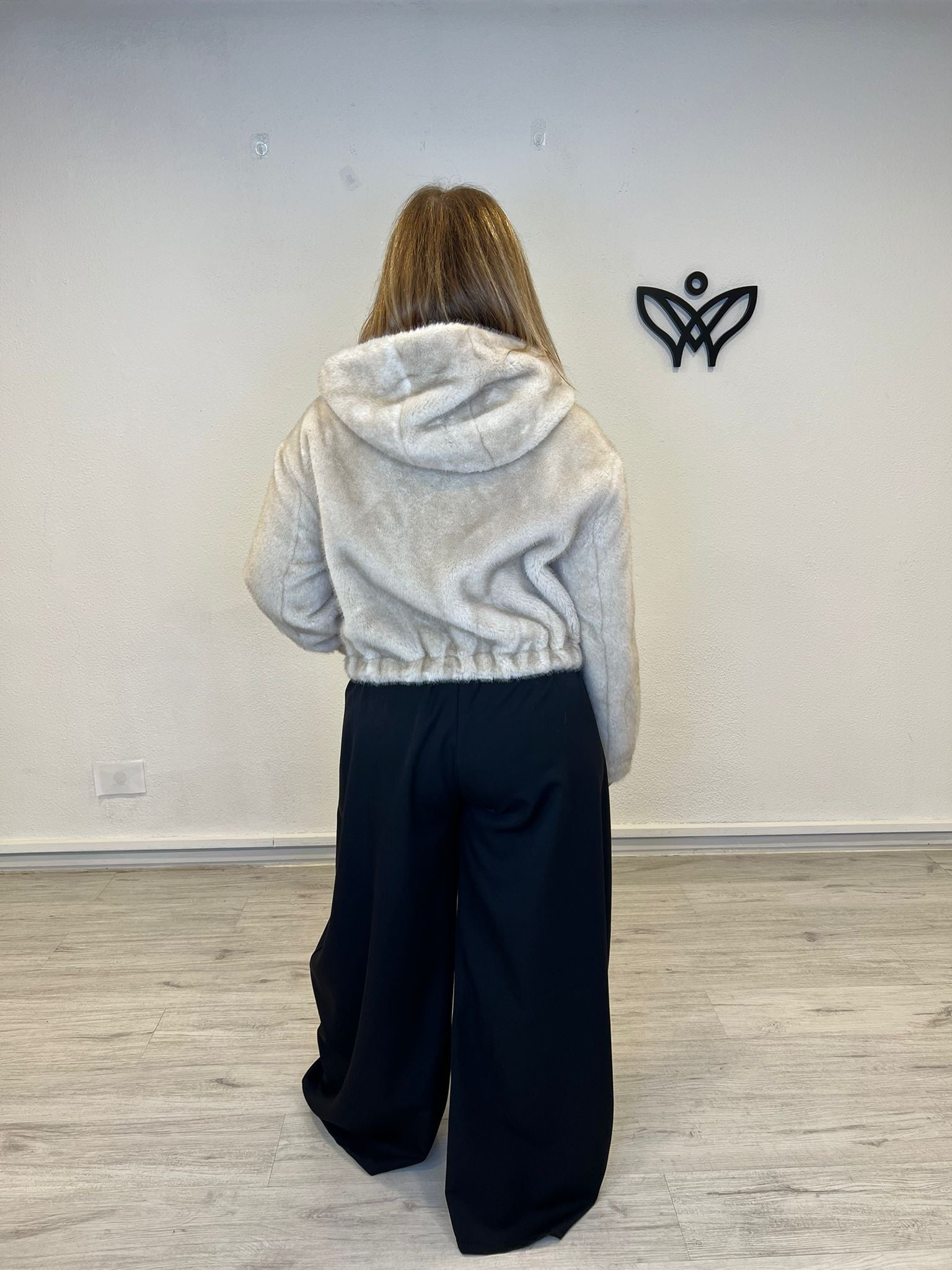 chaqueta de pelo estilo bomber con capucha beis