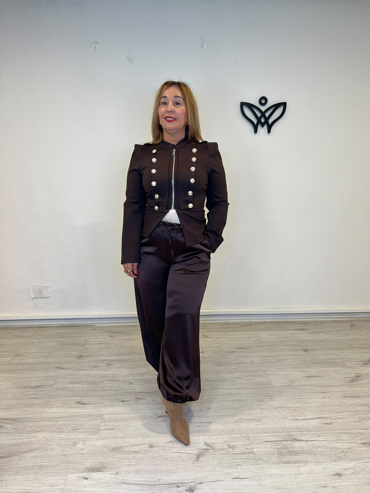 Chaqueta militar domadora marrón chocolate con botones dorados