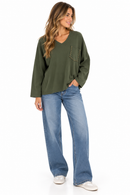 Sudadera verde militar de mujer de algodón con cuello pico y bolsillo con tachuelas plateadas