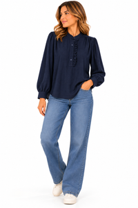 Camisa azul marino de mujer con cuello mao y volante delantero
