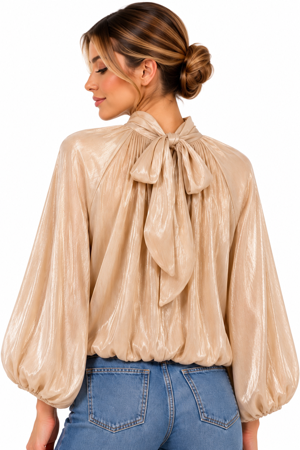 Blusa satinada beige de mujer con cuello perkins y manga abullonada