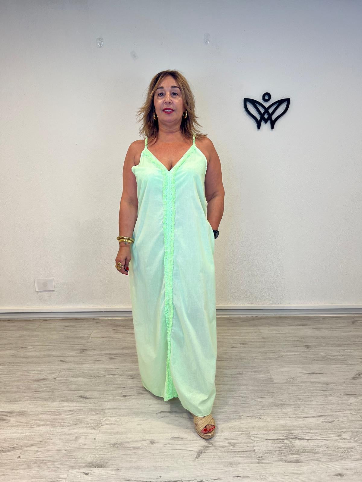 Vestido largo verde agua con escote en pico