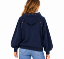 Sudadera de mujer azul marino con capucha y tachuelas doradas