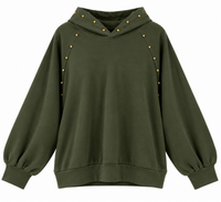 Sudadera de mujer verde militar con capucha y tachuelas doradas