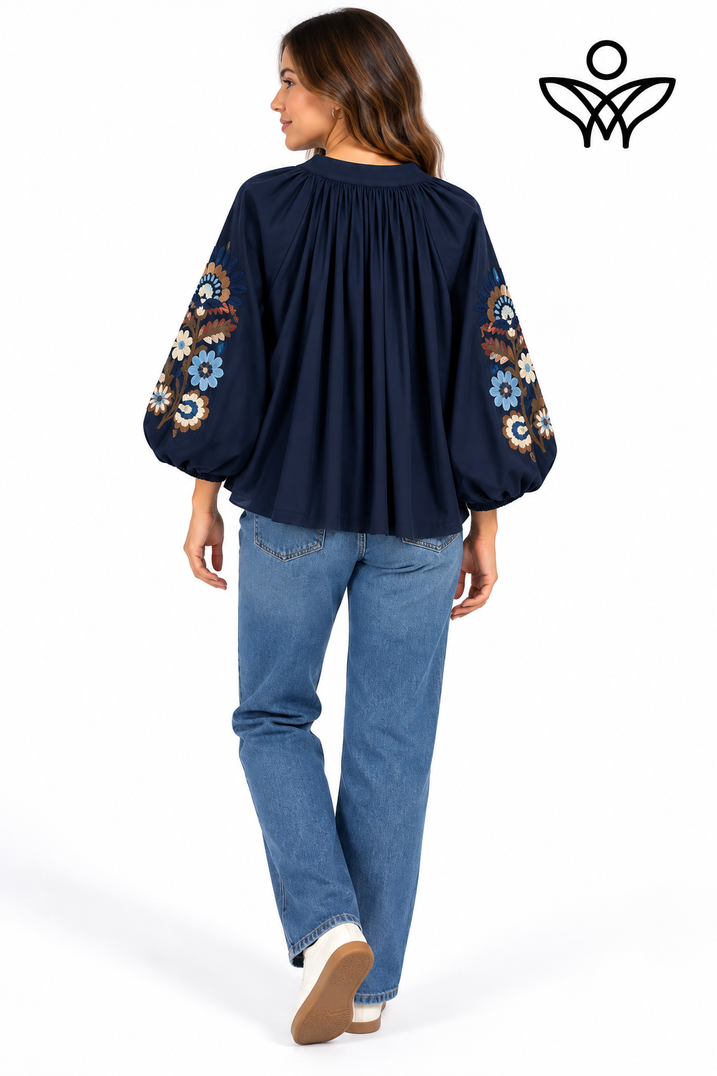 Camisa azul marino con manga abullonada y bordados florales