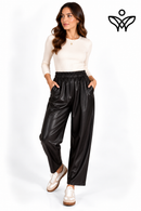 Pantalón de polipiel negro de corte recto con bolsillos