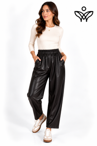 Pantalón de polipiel negro de corte recto con bolsillos