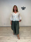 Chaqueta crochet beige con bordado inglés y volante