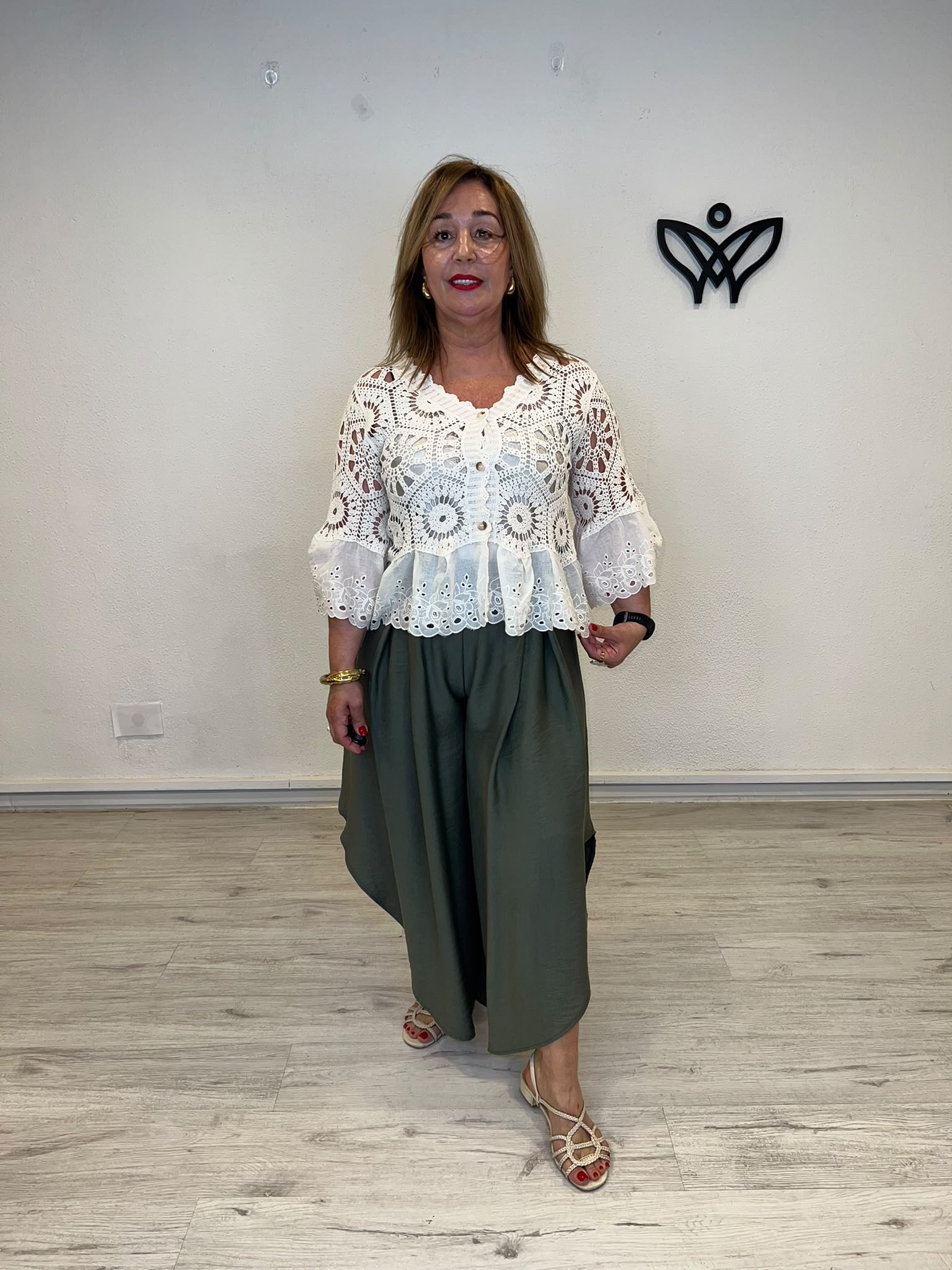 Chaqueta crochet beige con bordado inglés y volante