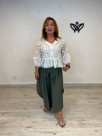 Chaqueta crochet beige con bordado inglés y volante