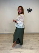 Chaqueta crochet beige con bordado inglés y volante
