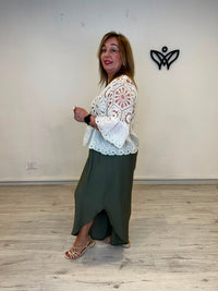 Chaqueta crochet beige con bordado inglés y volante
