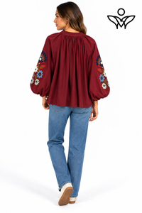 Camisa burdeos con manga abullonada y bordados florales