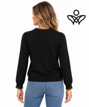Jersey negro de punto suave con puntilla en cuello y puños