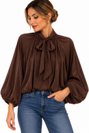 Blusa satinada marrón chocolate de cuello perkins y manga abullonada