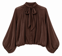 Blusa satinada marrón chocolate de cuello perkins y manga abullonada