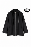 Chubasquero negro con capucha impermeable y cremallera