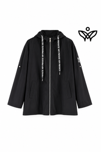 Chubasquero negro con capucha impermeable y cremallera