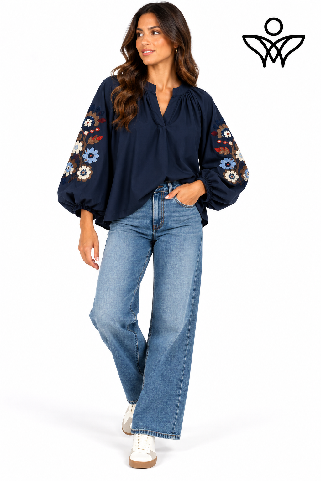 Camisa azul marino con manga abullonada y bordados florales