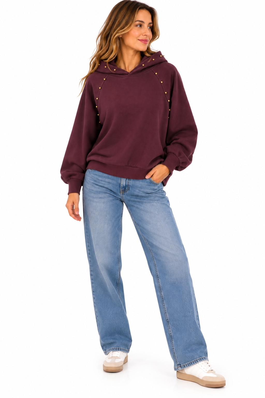 Sudadera de mujer color borgoña con capucha y tachuelas doradas