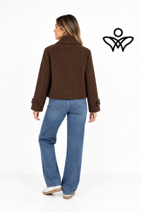Chaqueta corta de paño marrón chocolate con cuello mao y botones