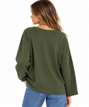 Sudadera verde militar de mujer de algodón con cuello pico y bolsillo con tachuelas plateadas
