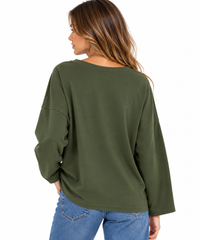 Sudadera verde militar de mujer de algodón con cuello pico y bolsillo con tachuelas plateadas