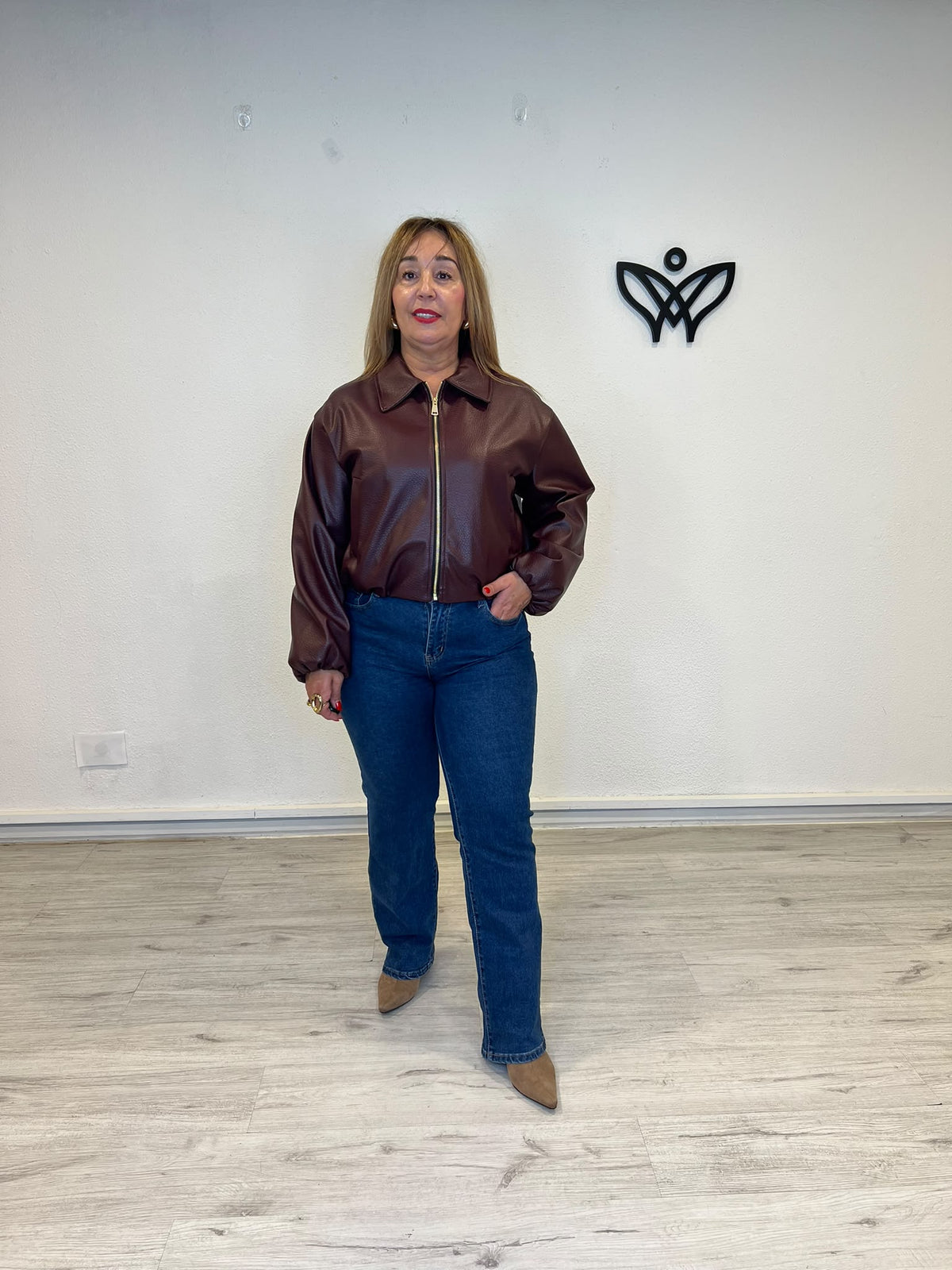 Bomber de polipiel burdeos con cremallera y cuello camisero