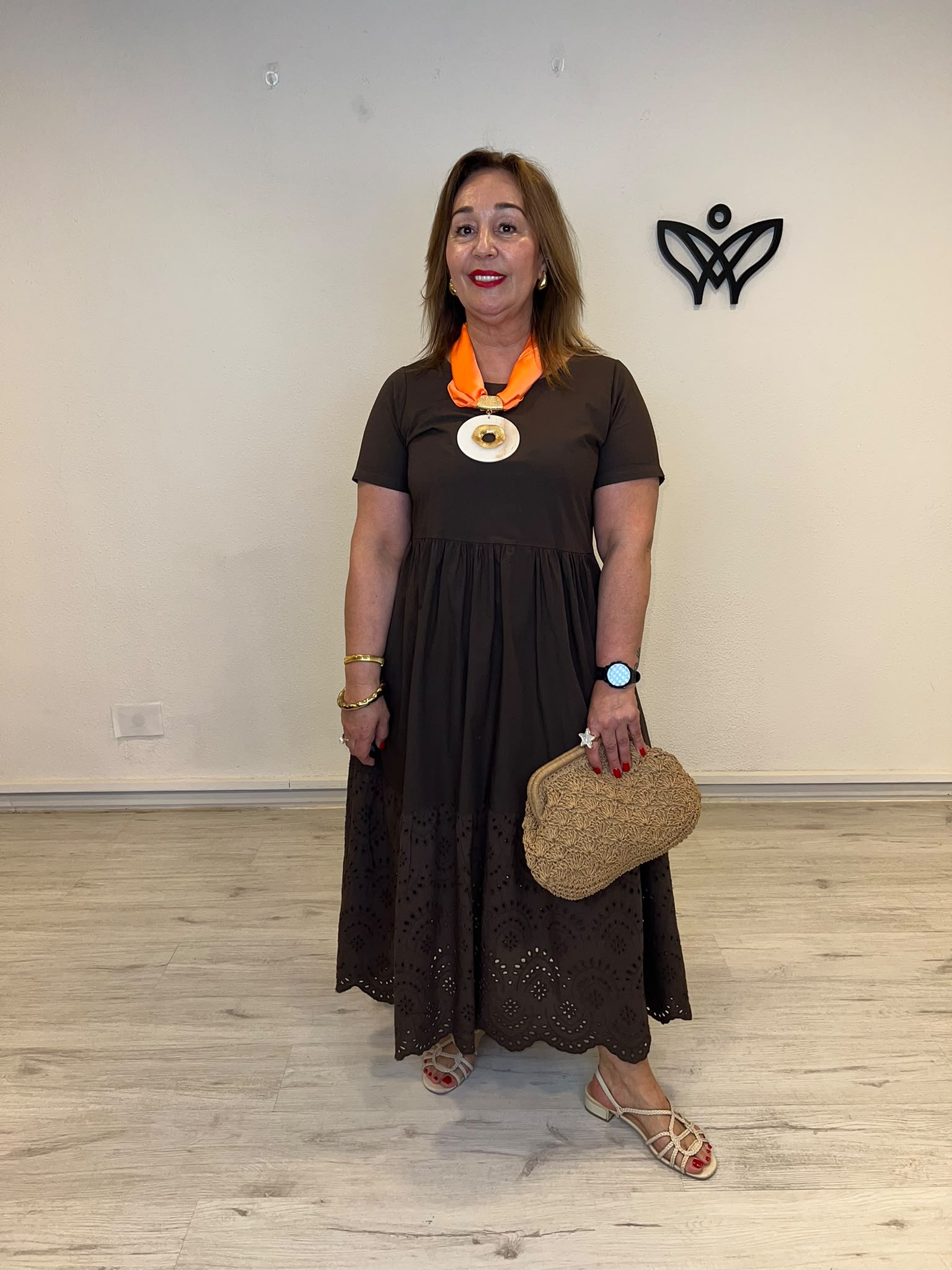 Vestido algodón marrón chocolate con bordado inglés y bolsillos