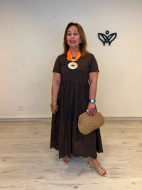 Vestido algodón marrón chocolate con bordado inglés y bolsillos
