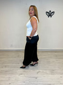 Top blanco con encaje floral en el escote