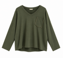 Sudadera verde militar de mujer de algodón con cuello pico y bolsillo con tachuelas plateadas
