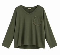 Sudadera verde militar de mujer de algodón con cuello pico y bolsillo con tachuelas plateadas