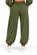 Conjunto de mujer verde militar de algodón con sudadera de volante y pantalón jogger