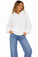 Sudadera de mujer blanca con capucha y tachuelas doradas