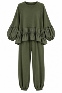 Conjunto de mujer verde militar de algodón con sudadera de volante y pantalón jogger