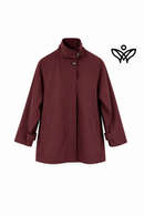 Parka corta burdeos con cuello mao, botones y bolsillos