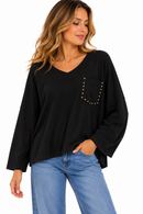 Sudadera de mujer negra de algodón con cuello pico y bolsillo con tachuelas plateadas
