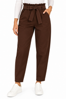 Pantalón pitillo marrón chocolate de mujer con cintura elástica y cinturón de lazo