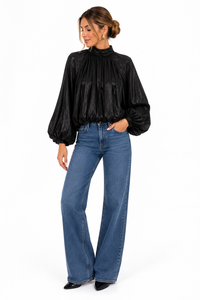 Blusa satinada negra de mujer con cuello perkins y manga abullonada