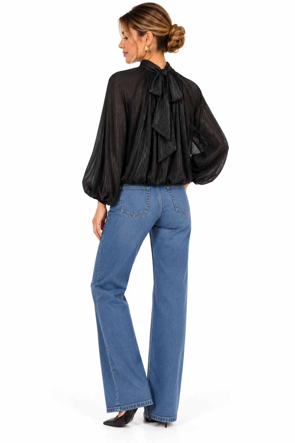 Blusa satinada negra de mujer con cuello perkins y manga abullonada