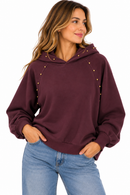 Sudadera de mujer color borgoña con capucha y tachuelas doradas