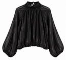Blusa satinada negra de mujer con cuello perkins y manga abullonada