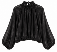 Blusa satinada negra de mujer con cuello perkins y manga abullonada